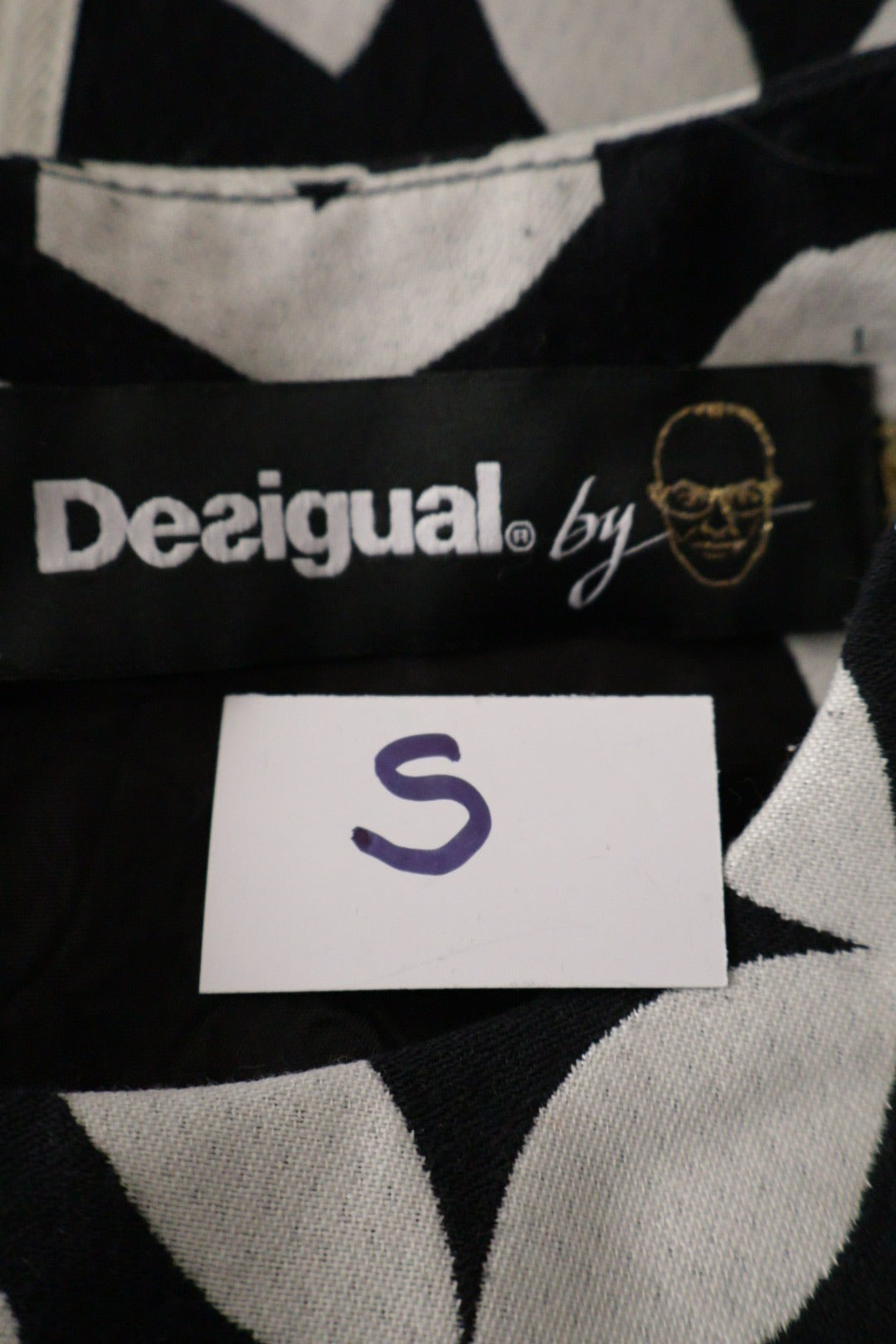 Rochie Desigual alb, negru mărime S etichetă mărime și compoziție second-hand premium