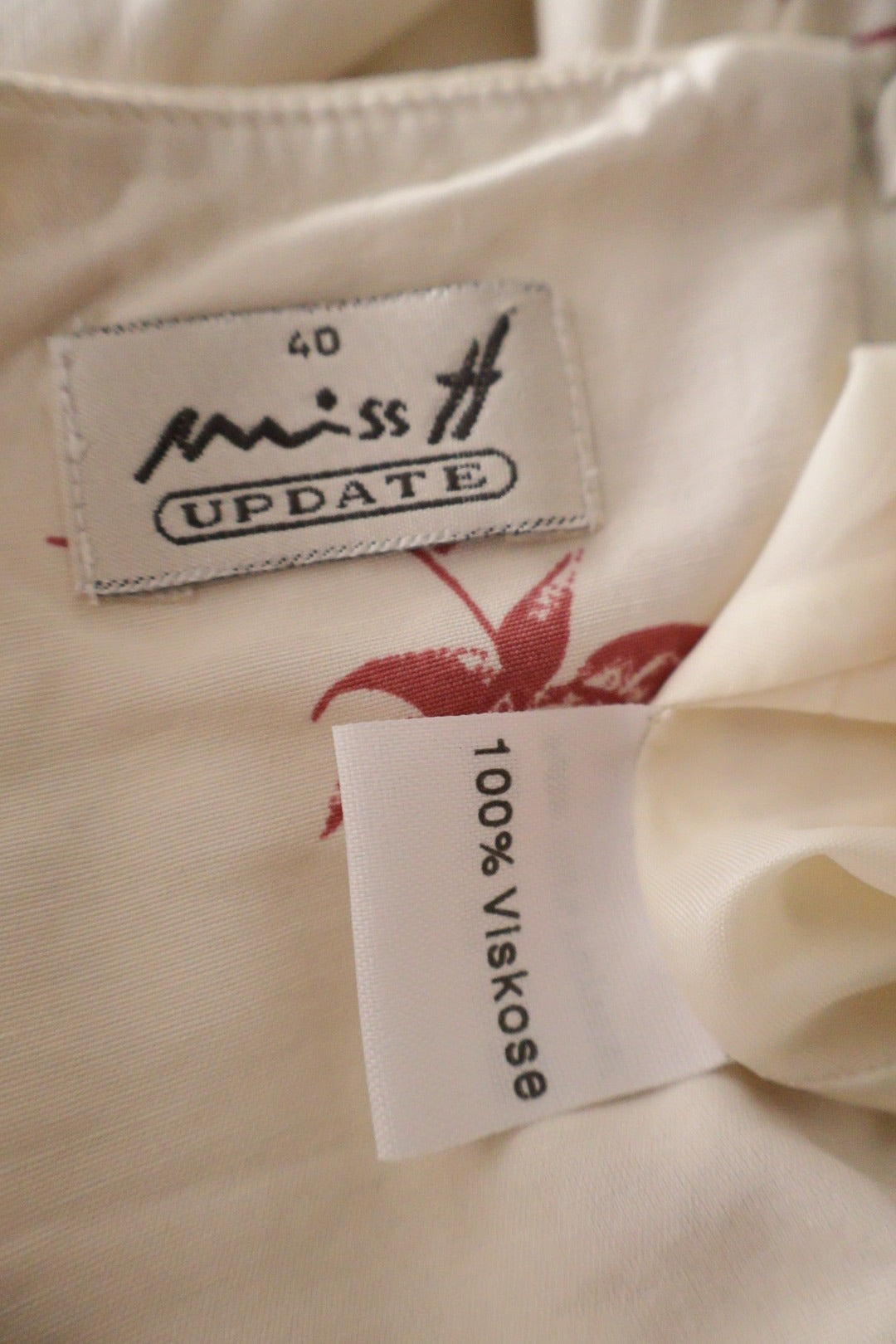 Rochie miss it alb cu imprimeu roz mărime M etichetă mărime și compoziție second-hand premium