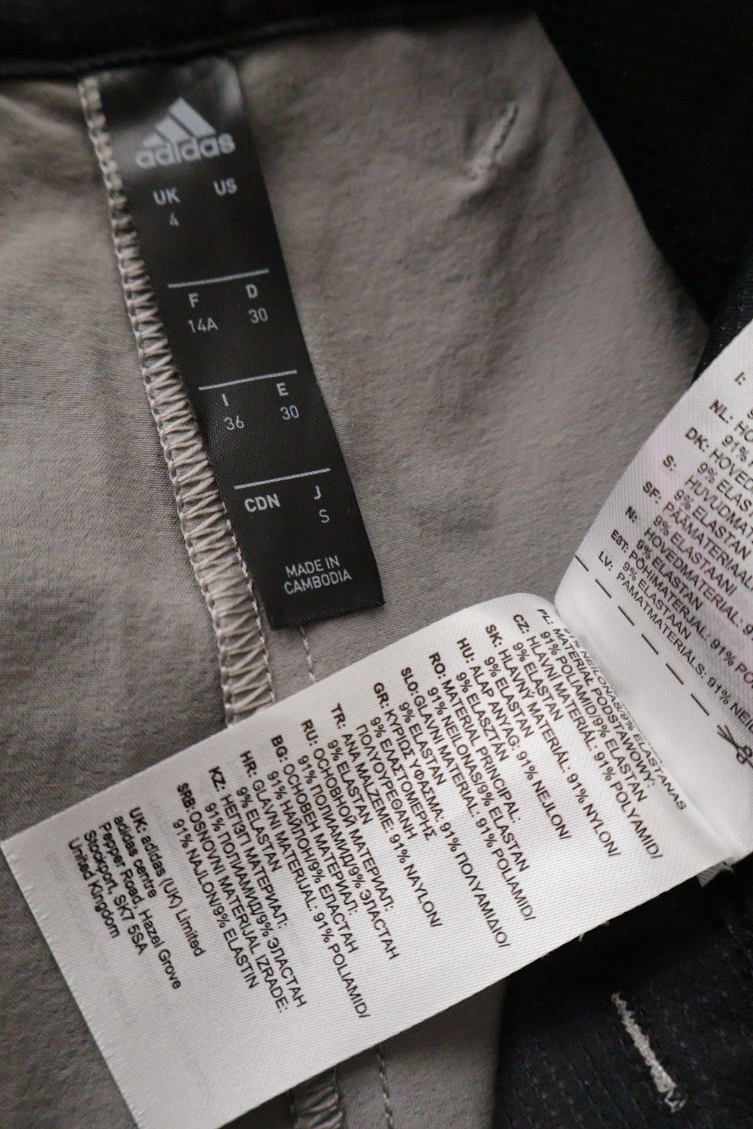 Pantaloni scurti adidas gri deschis mărime S etichetă mărime și compoziție second-hand premium