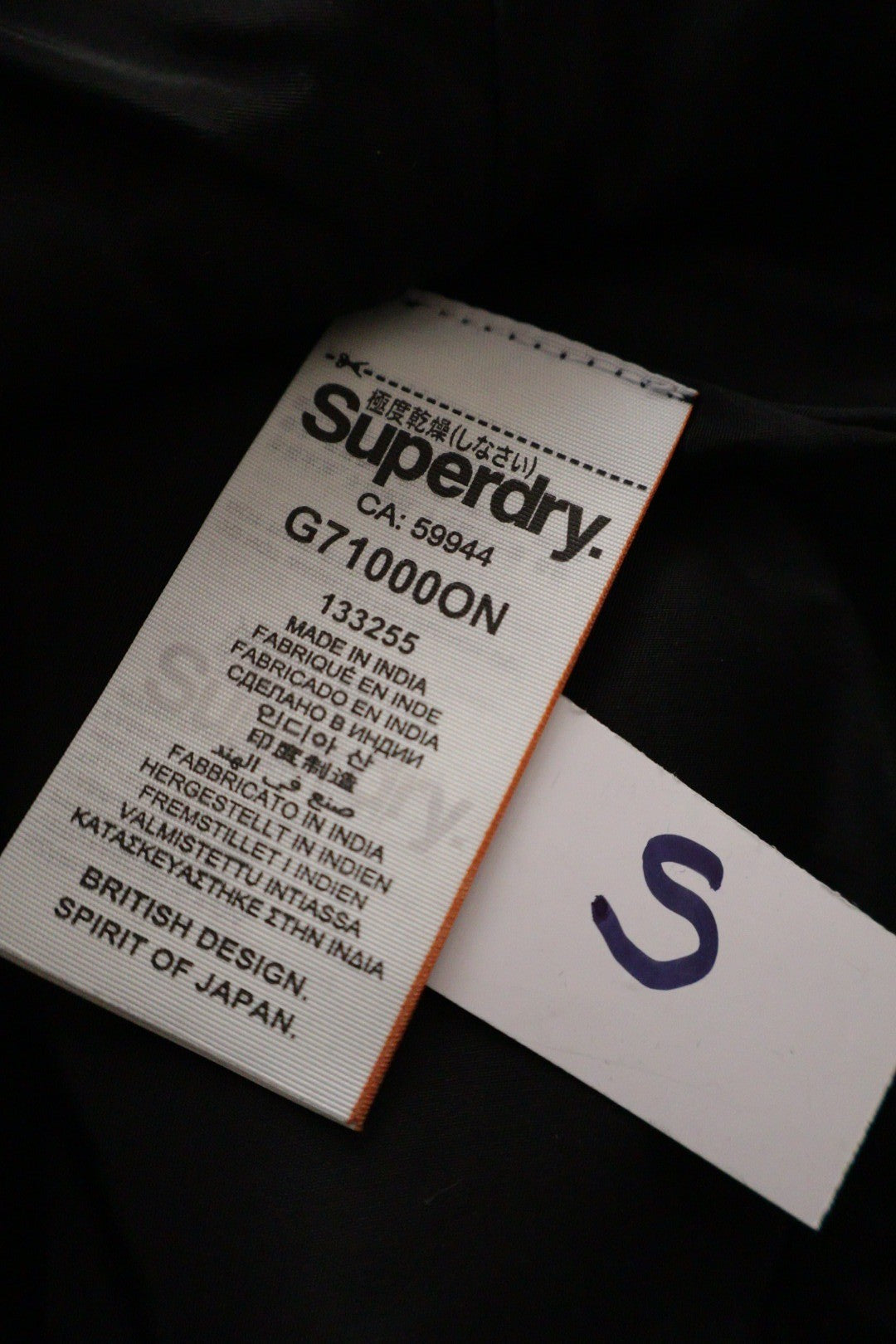 Pantaloni scurti Superdry gri închis mărime S etichetă mărime și compoziție second-hand premium