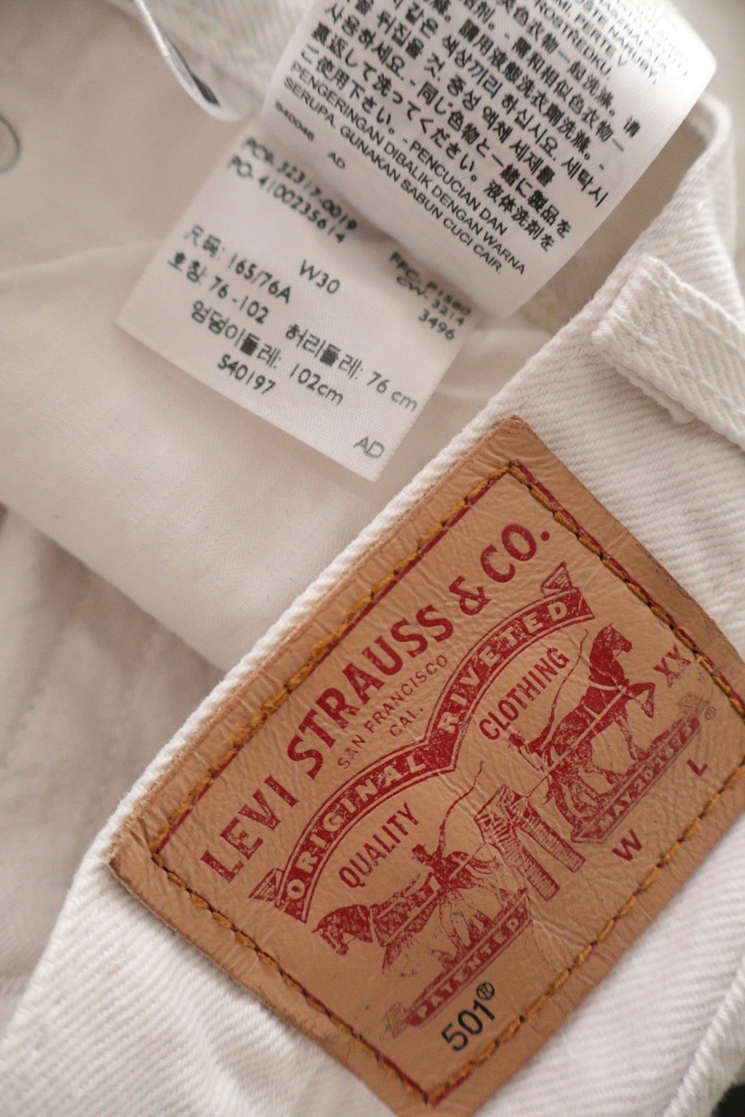 Blugi scurti Levi's alb mărime L etichetă mărime și compoziție second-hand premium