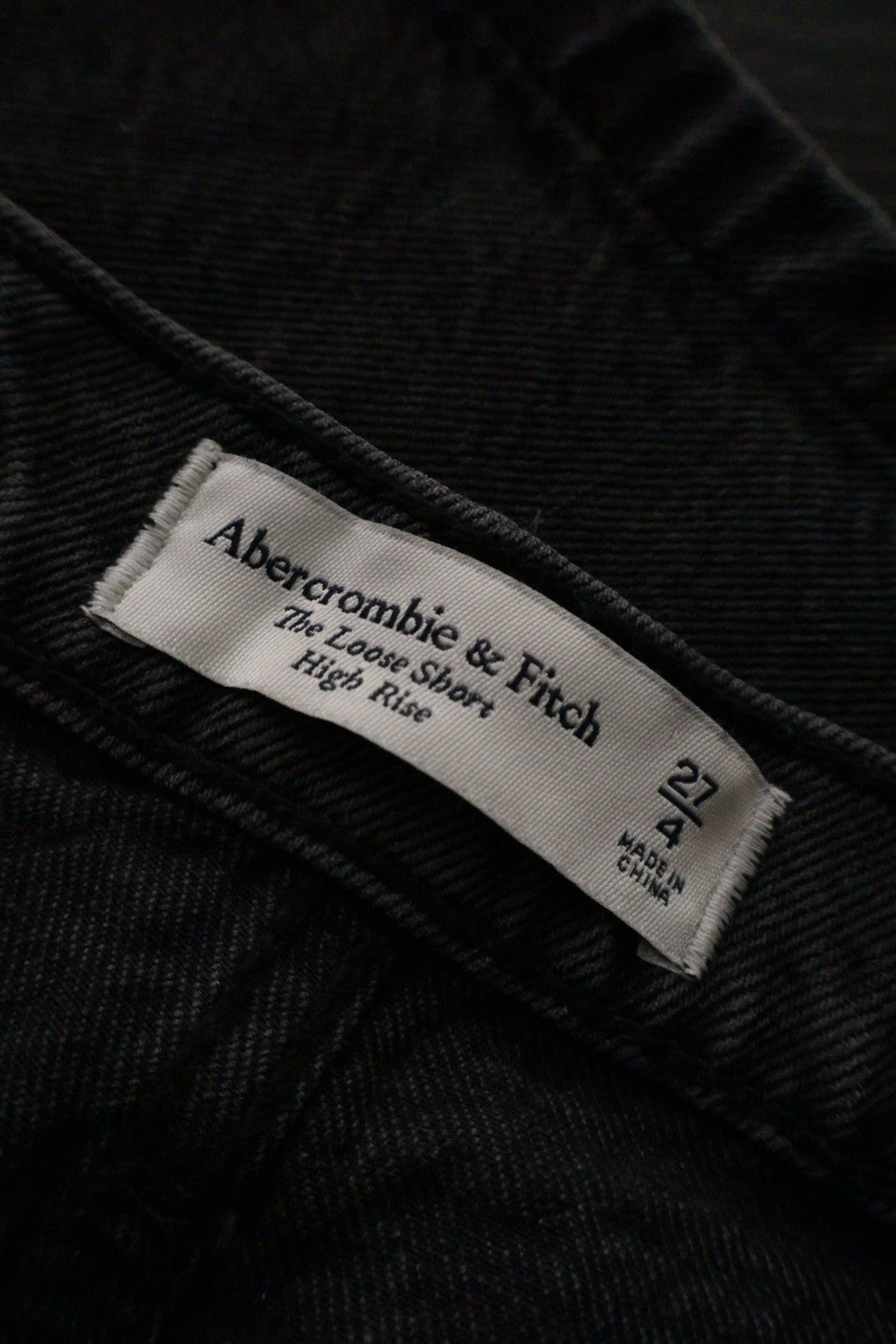 Blugi scurti Abercrombie & Fitch gri închis spălat mărime M etichetă mărime și compoziție second-hand premium