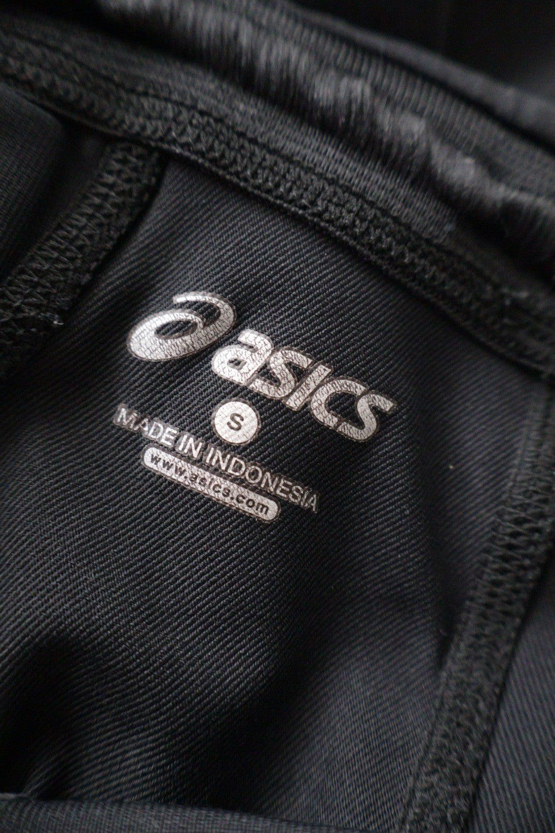 Pantaloni scurti asics negru mărime S etichetă mărime și compoziție second-hand premium