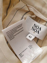 Eticheta marime si compozitie (rotita dreapta) - Cămașă Noa Noa ivoire cu detalii plisate – L – Femei