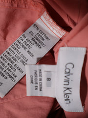Eticheta marime si compozitie (rotita dreapta) - Cămașă Calvin Klein roz somon cu pliuri verticale – M – Femei