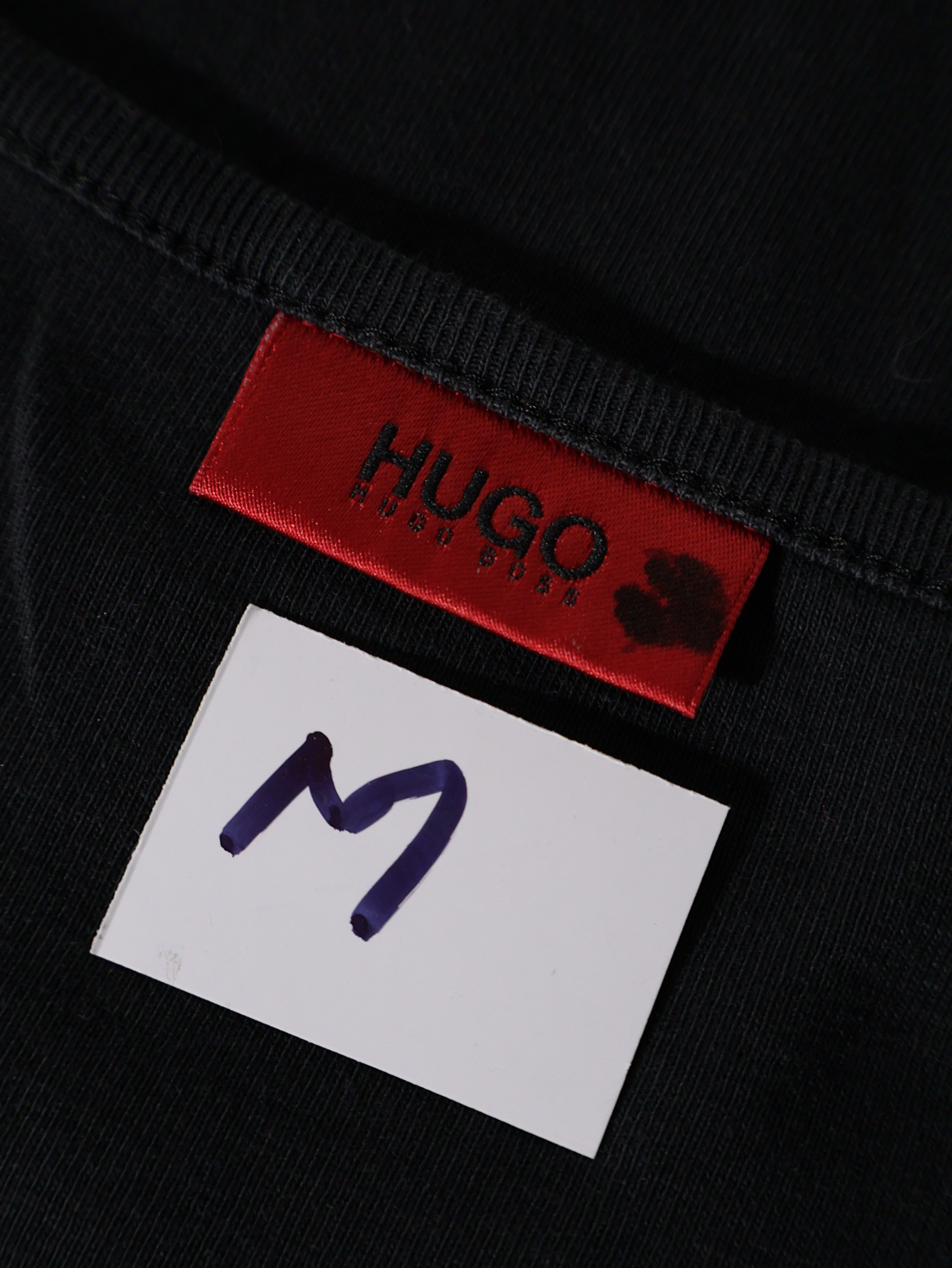 Eticheta marime si compozitie (rotita dreapta) - Tricou Hugo Boss negru cu croială simplă – M – Femei