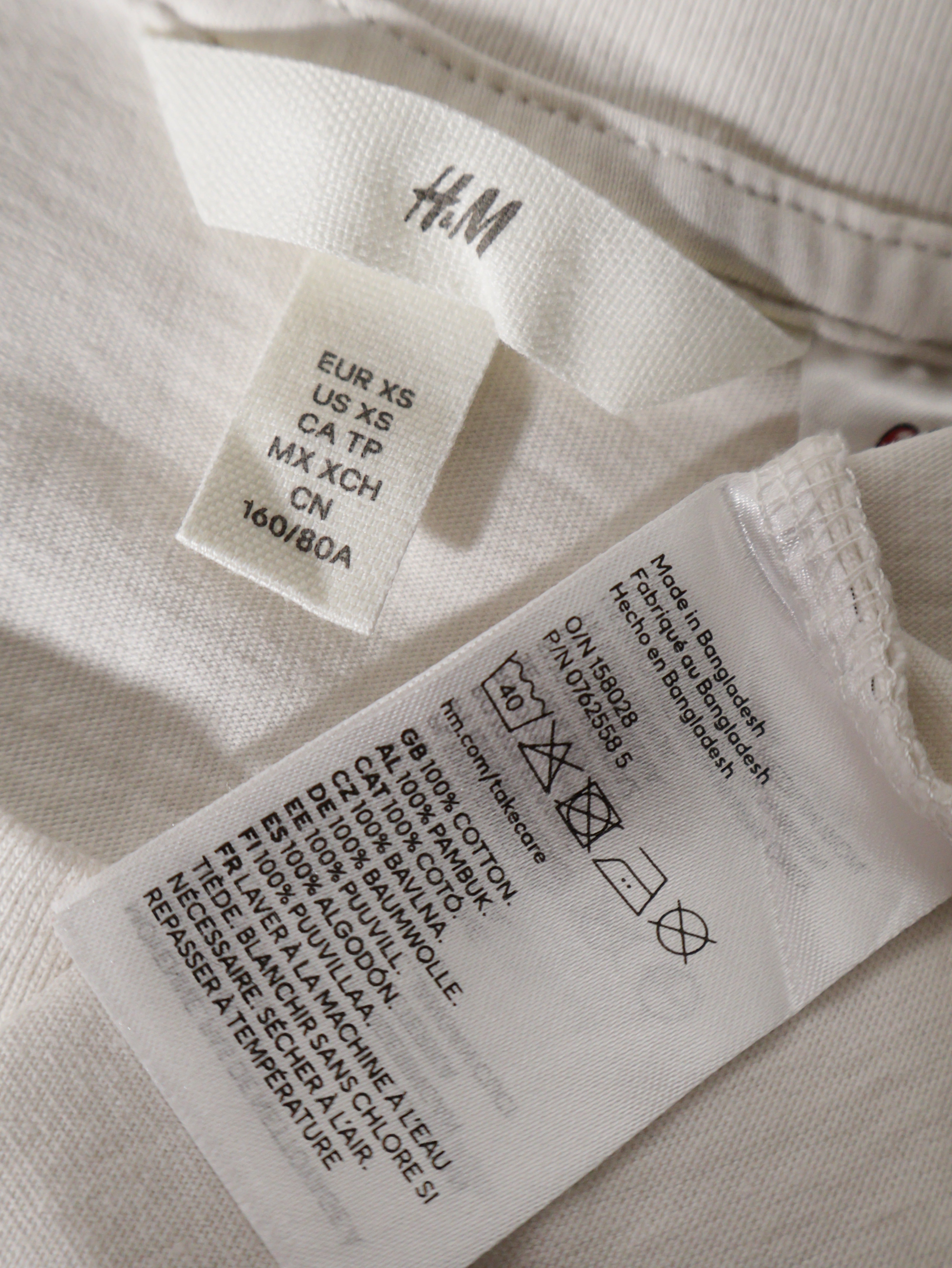 Eticheta marime si compozitie (rotita dreapta) - Tricou H&M alb cu imprimeu grafic – XS – Femei