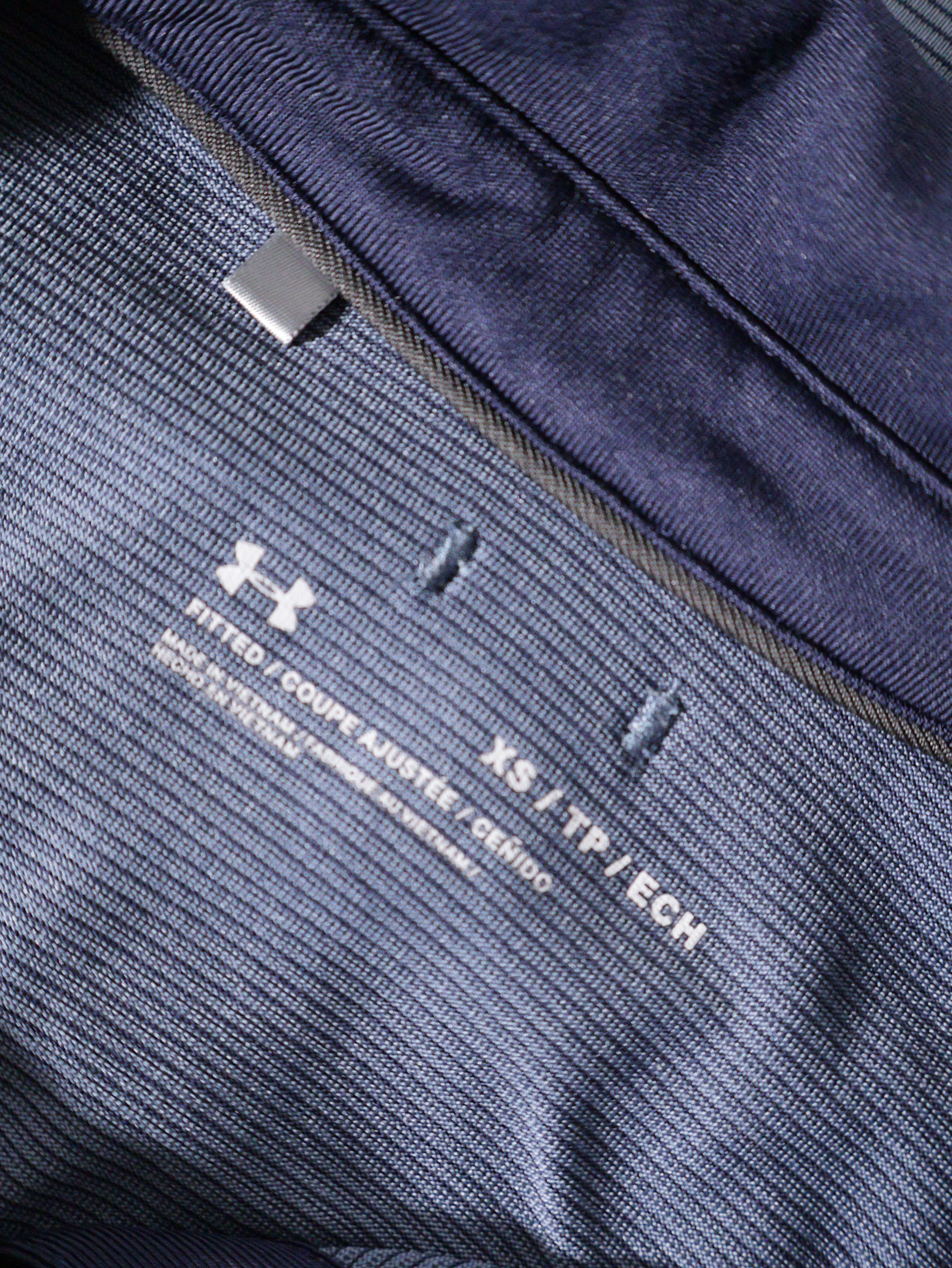 Eticheta marime si compozitie (rotita dreapta) - Tricou Under Armour cu dungi fine si guler contrastant – XS – Femei