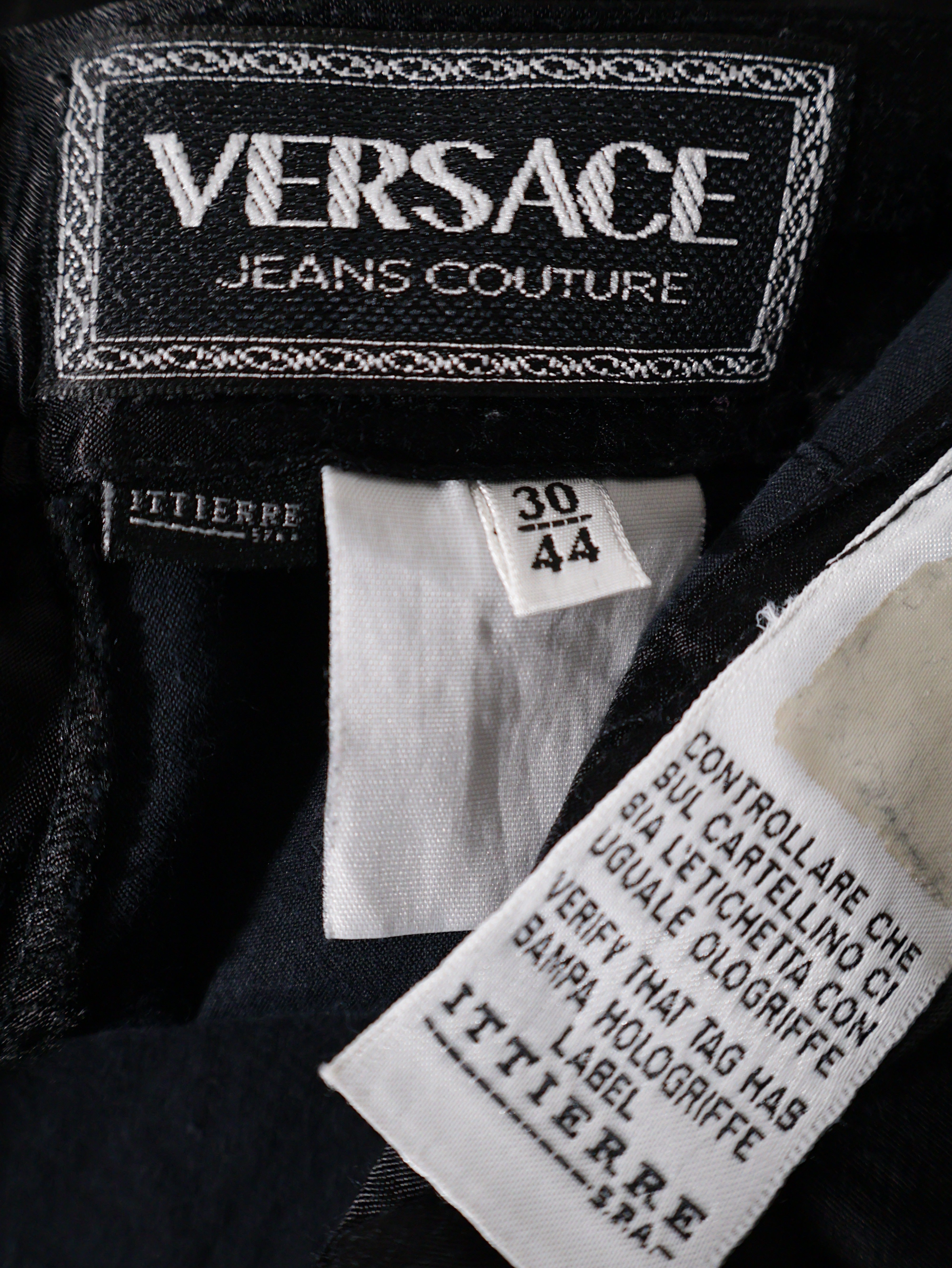 Eticheta marime si compozitie (rotita dreapta) - Fustă Versace neagră cu aspect satinat – XS – Femei