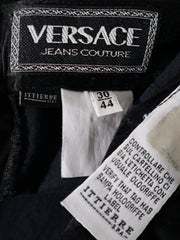 Eticheta marime si compozitie (rotita dreapta) - Fustă Versace neagră cu aspect satinat – XS – Femei