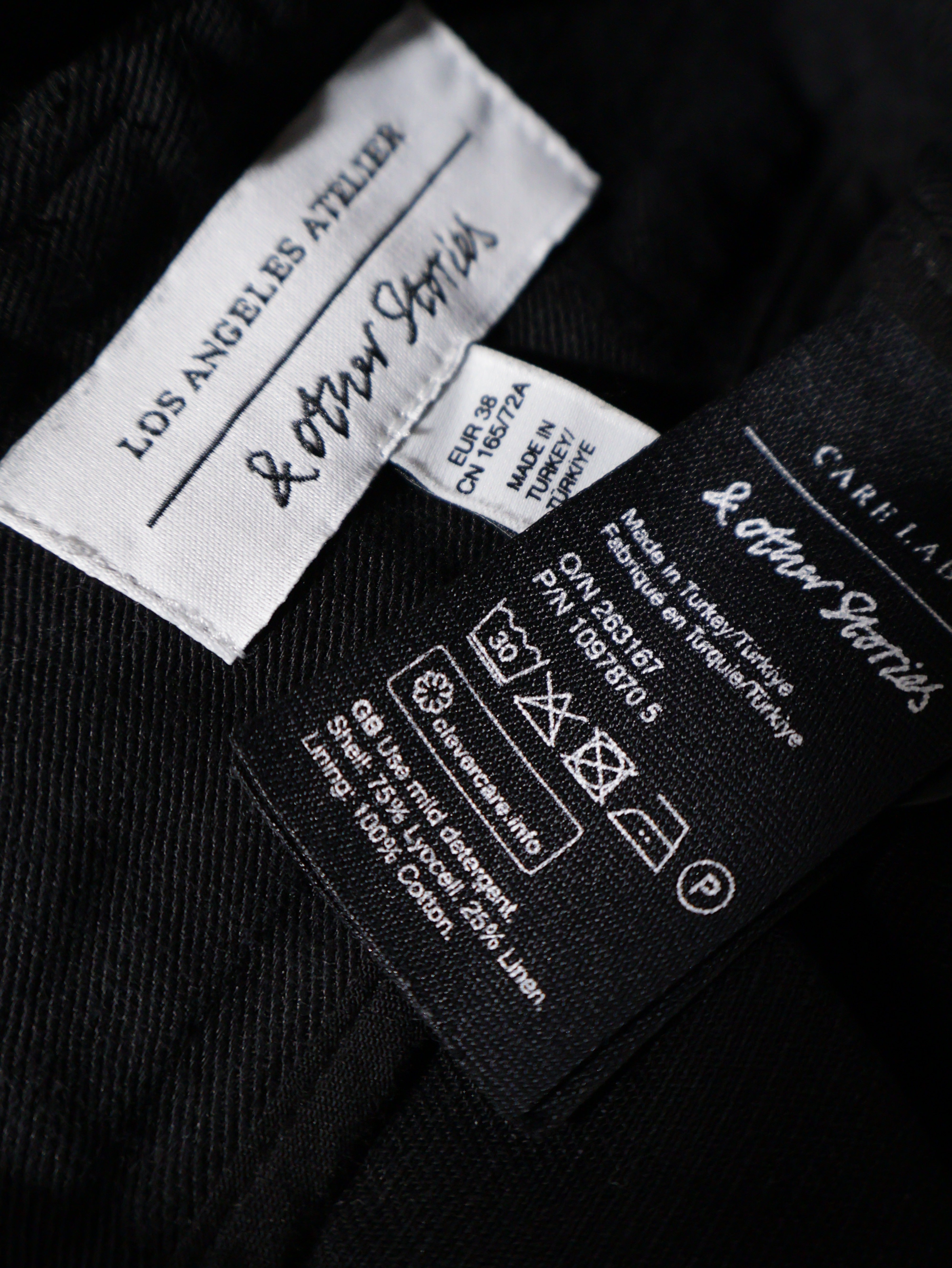 Eticheta marime si compozitie (rotita dreapta) - Pantaloni scurți Premium cu talie inalta si pliuri – M – Femei