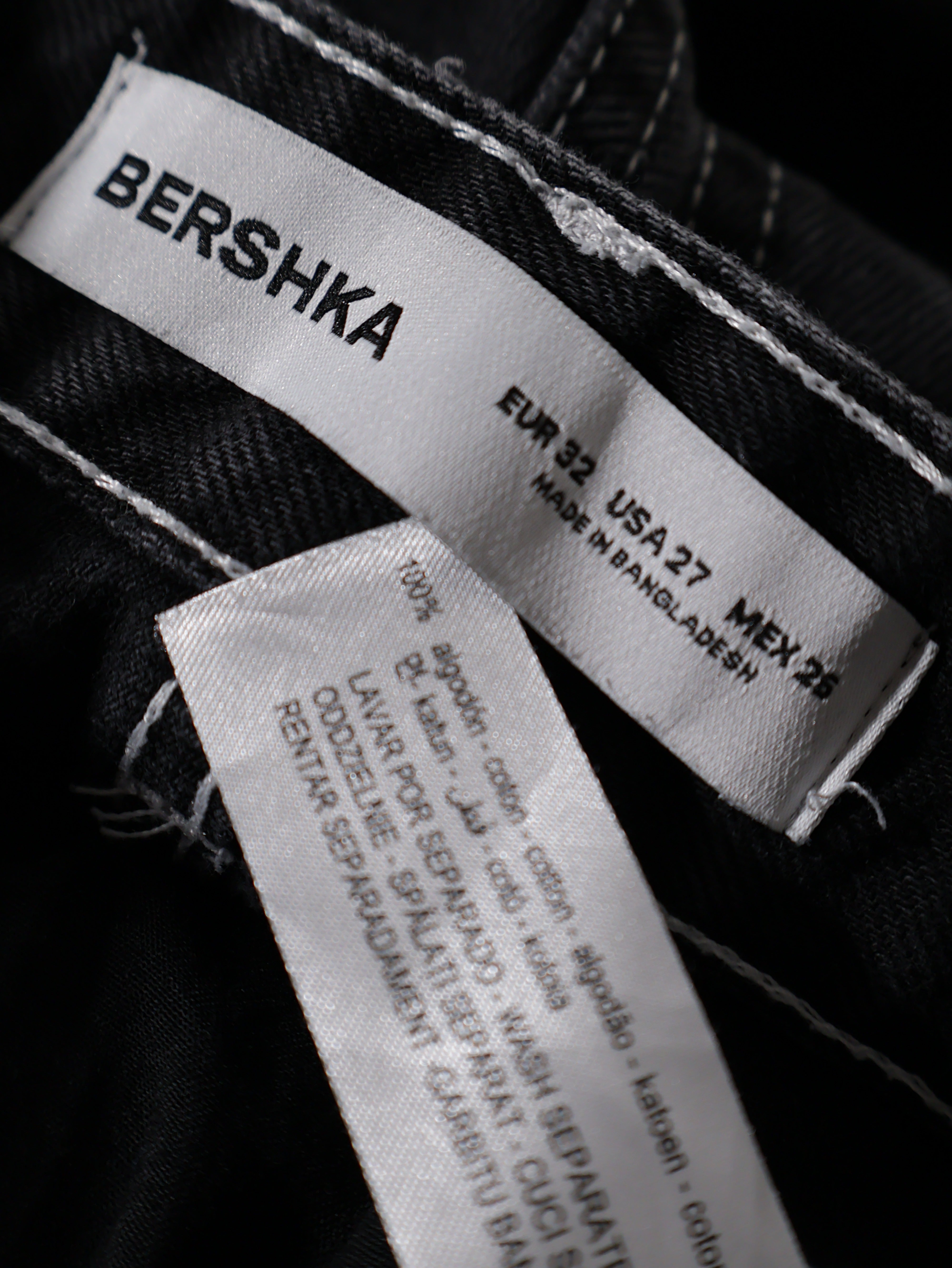 Eticheta marime si compozitie (rotita dreapta) - Pantaloni BERSHKA negru cu cusaturi contrastante – XS – Femei