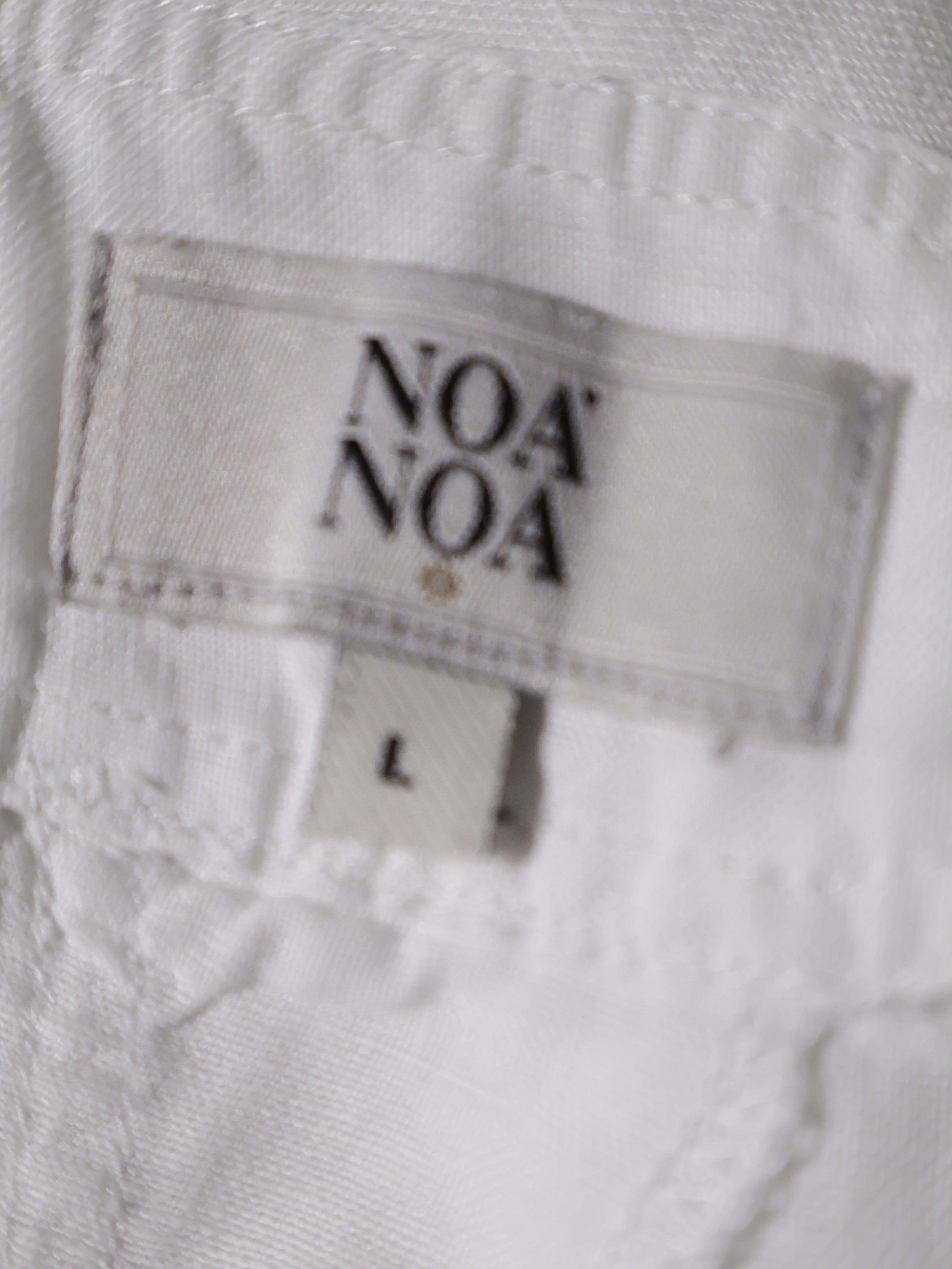 Eticheta marime si compozitie (rotita dreapta) - Pantaloni Noa Noa alb cu croială amplă – L – Femei