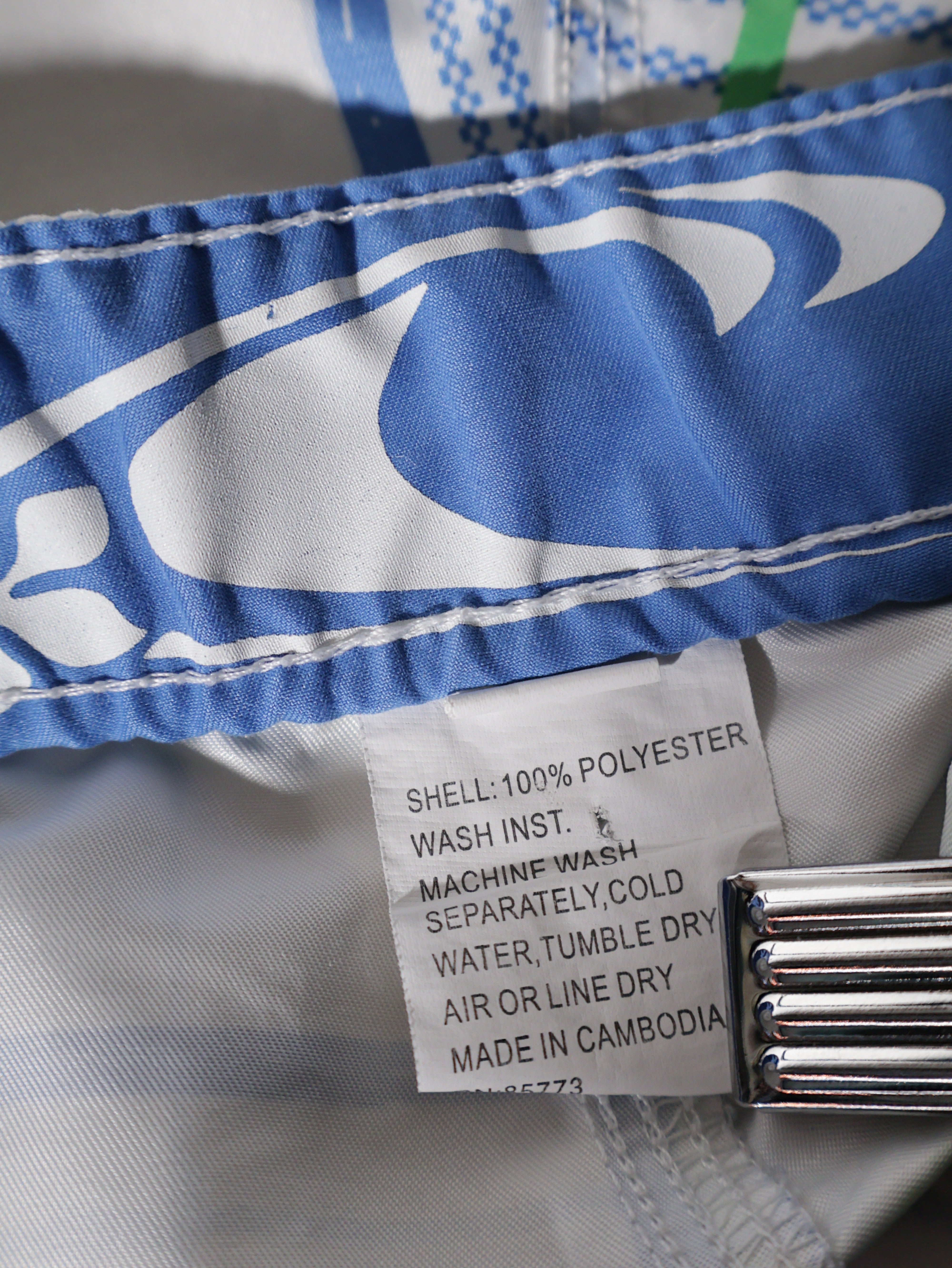Eticheta marime si compozitie (rotita dreapta) - Pantaloni O'Neill alb cu imprimeu tartan – M – Femei
