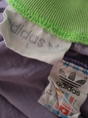 Eticheta marime si compozitie (rotita dreapta) - Tricou adidas lila cu imprimeu grafic multicolor – L – Bărbați