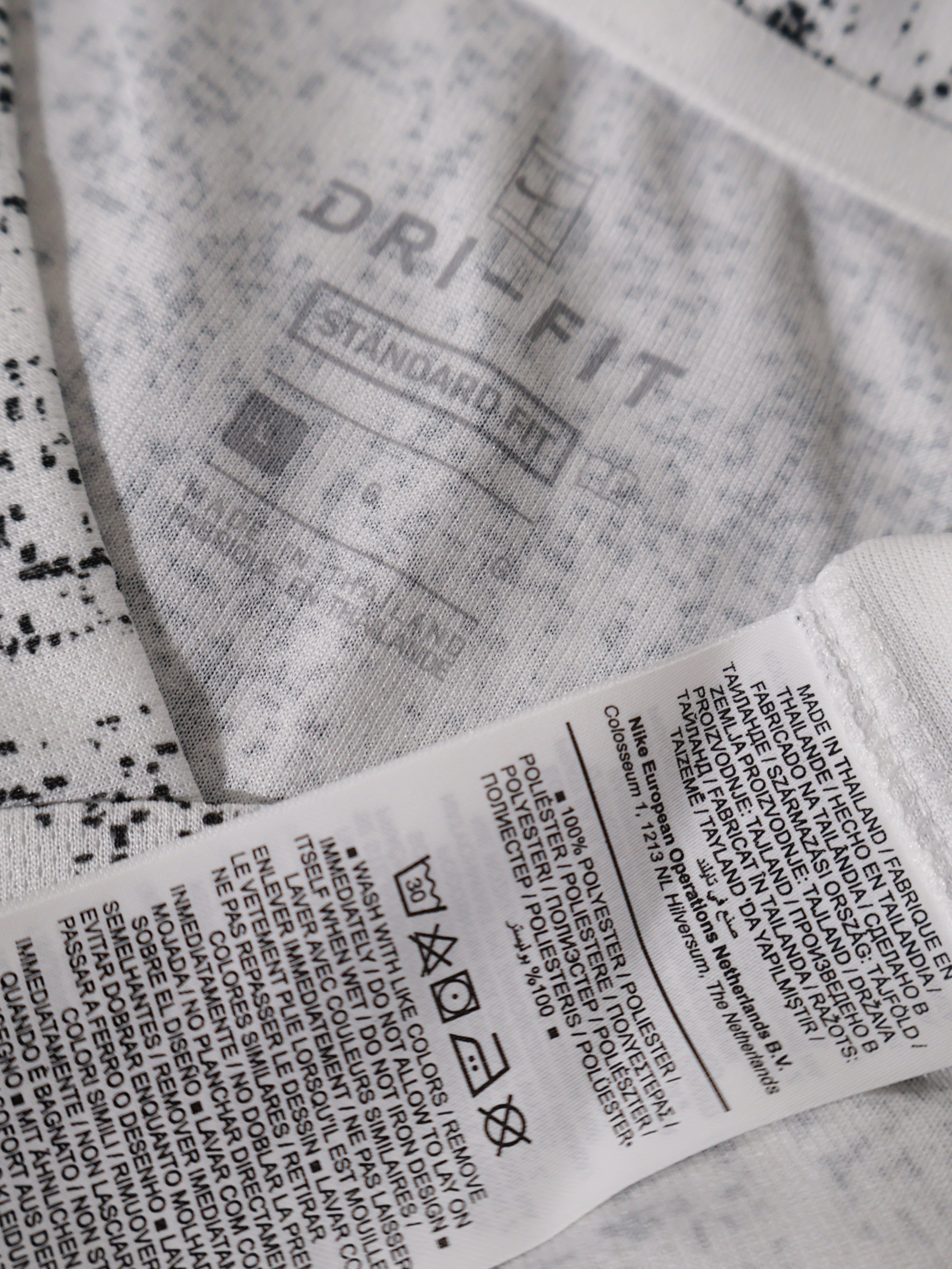 Eticheta marime si compozitie (rotita dreapta) - Tricou NIKE alb cu print efect marmorat – L – Bărbați
