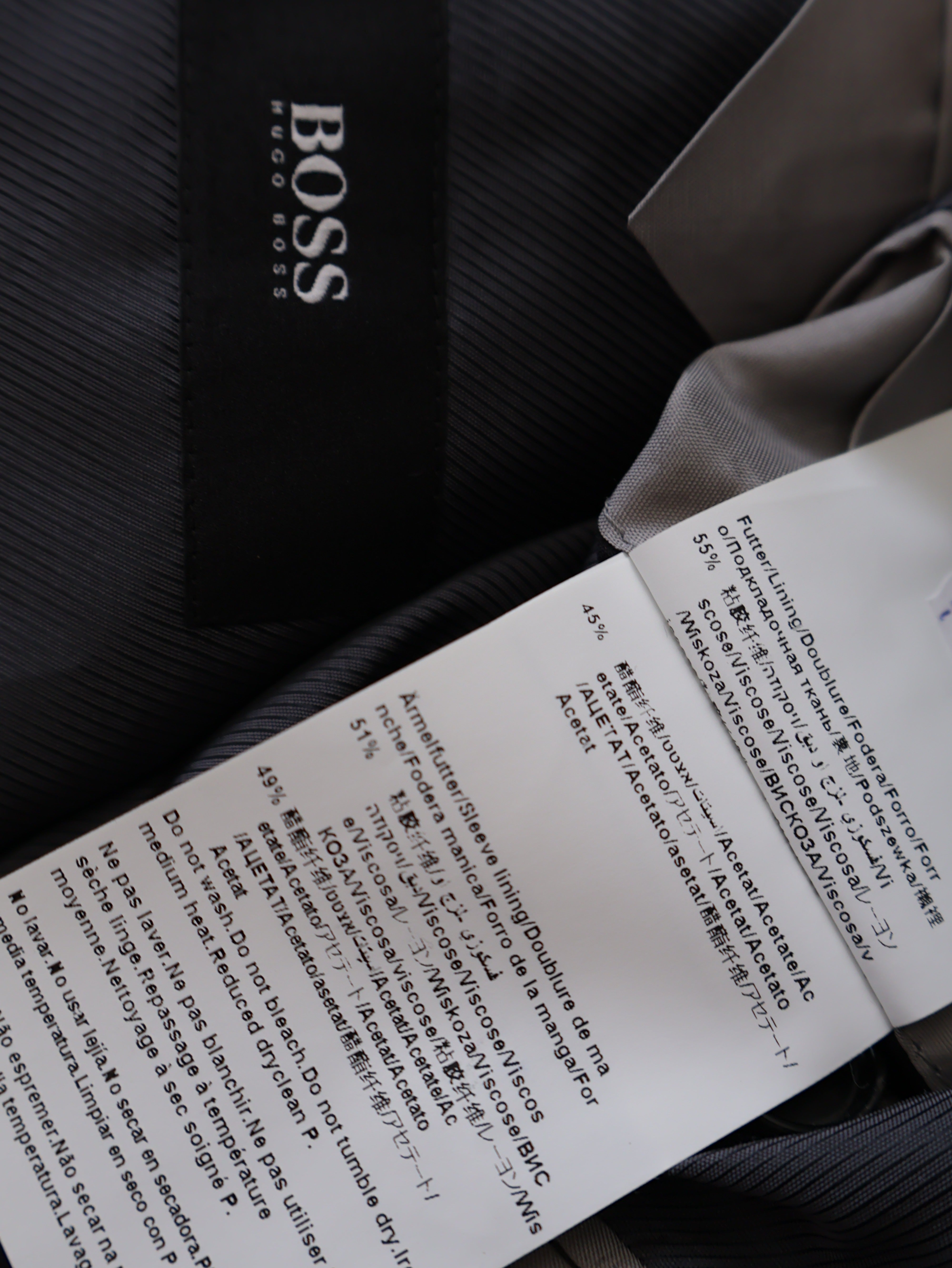 Eticheta marime si compozitie (rotita dreapta) - Sacou BOSS Hugo Boss gri antracit cu dungi fine – L – Bărbați
