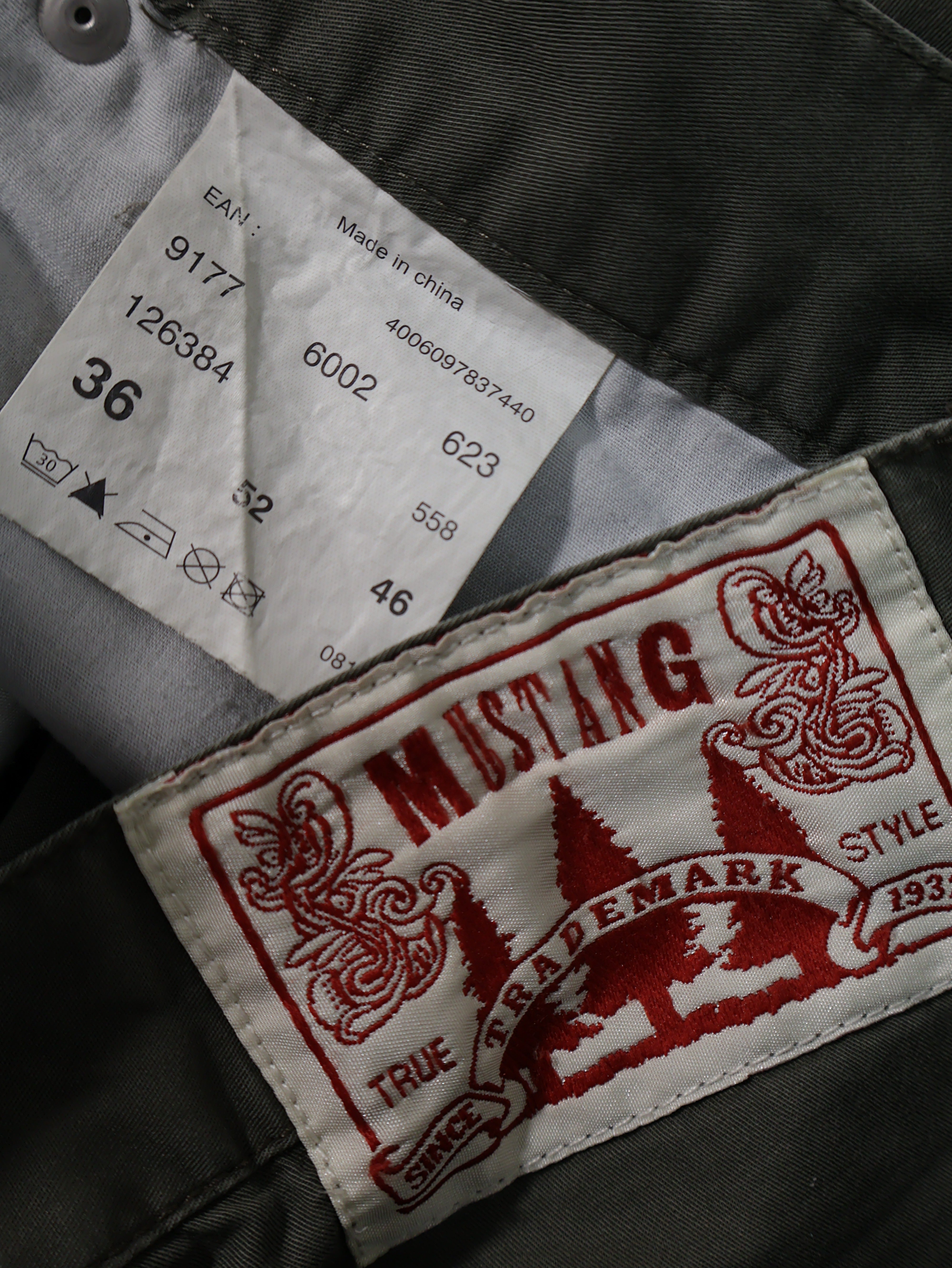 Eticheta marime si compozitie (rotita dreapta) - Pantaloni 2/3 Mustang verde kaki cu croiala cargo – XL – Bărbați