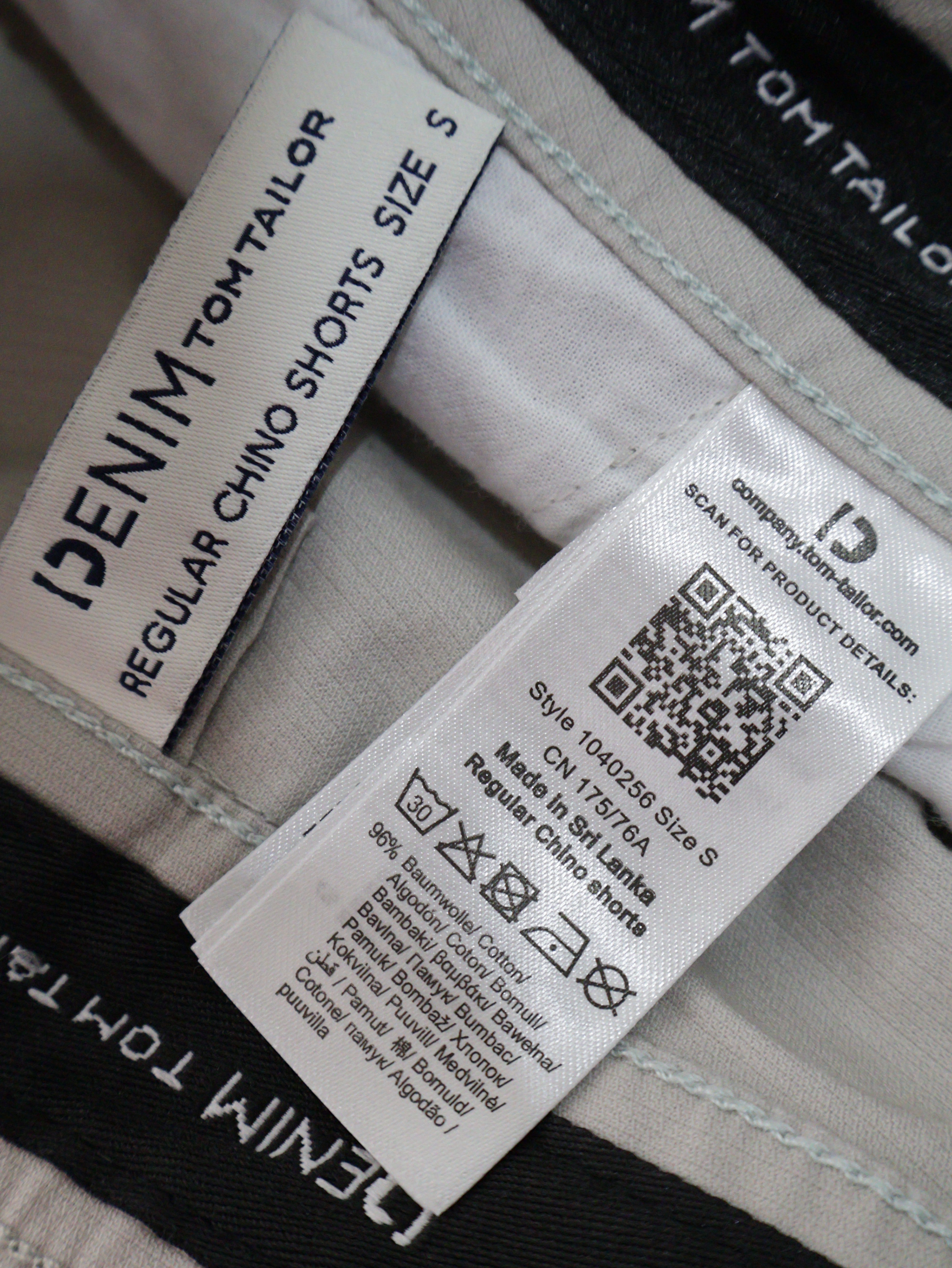 Eticheta marime si compozitie (rotita dreapta) - Pantaloni scurți chino bej deschis din bumbac – Tom Tailor – S – Bărbați
