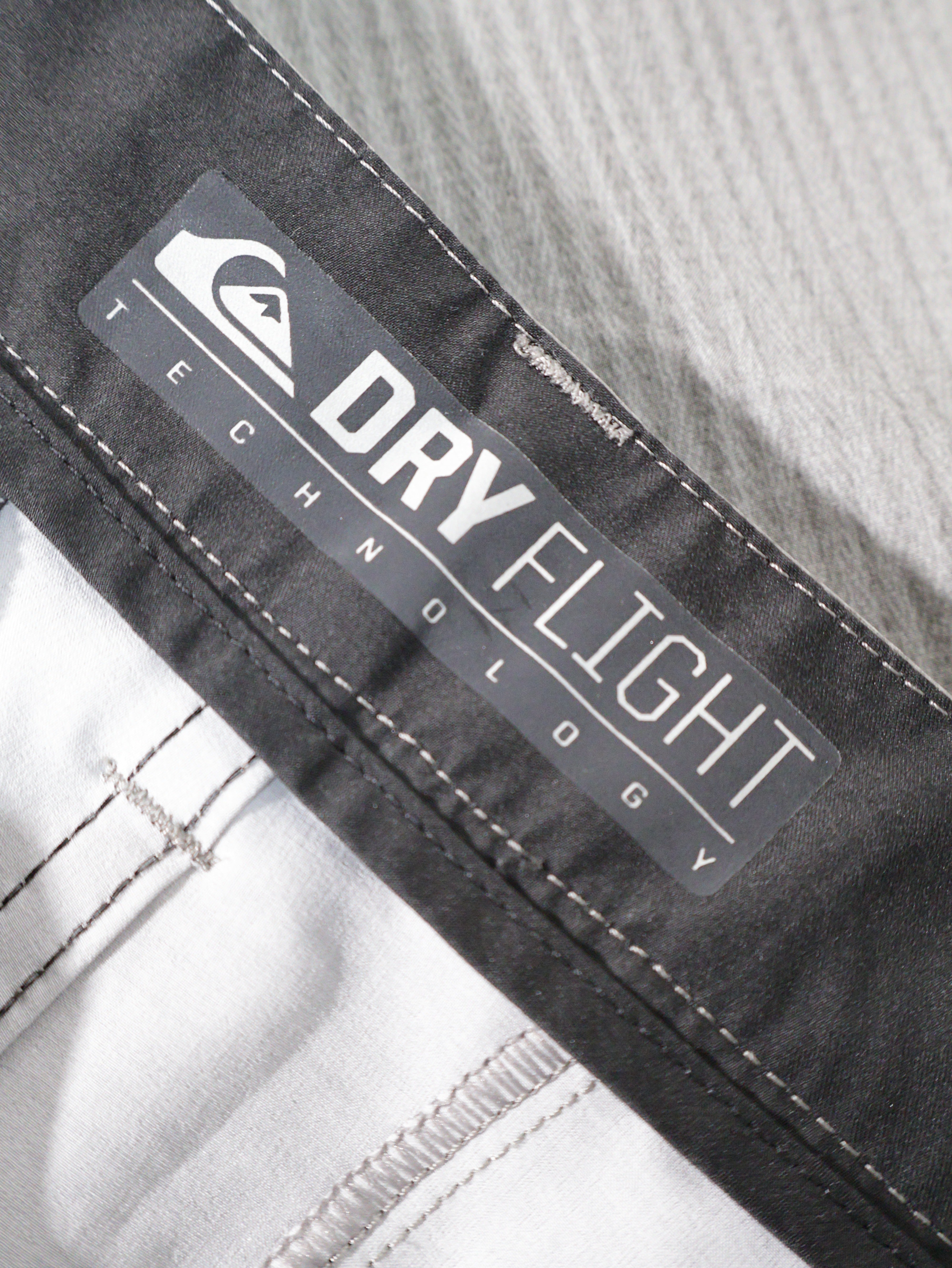 Eticheta marime si compozitie (rotita dreapta) - Pantaloni scurți - Quiksilver gri deschis texturat – XL – Bărbați