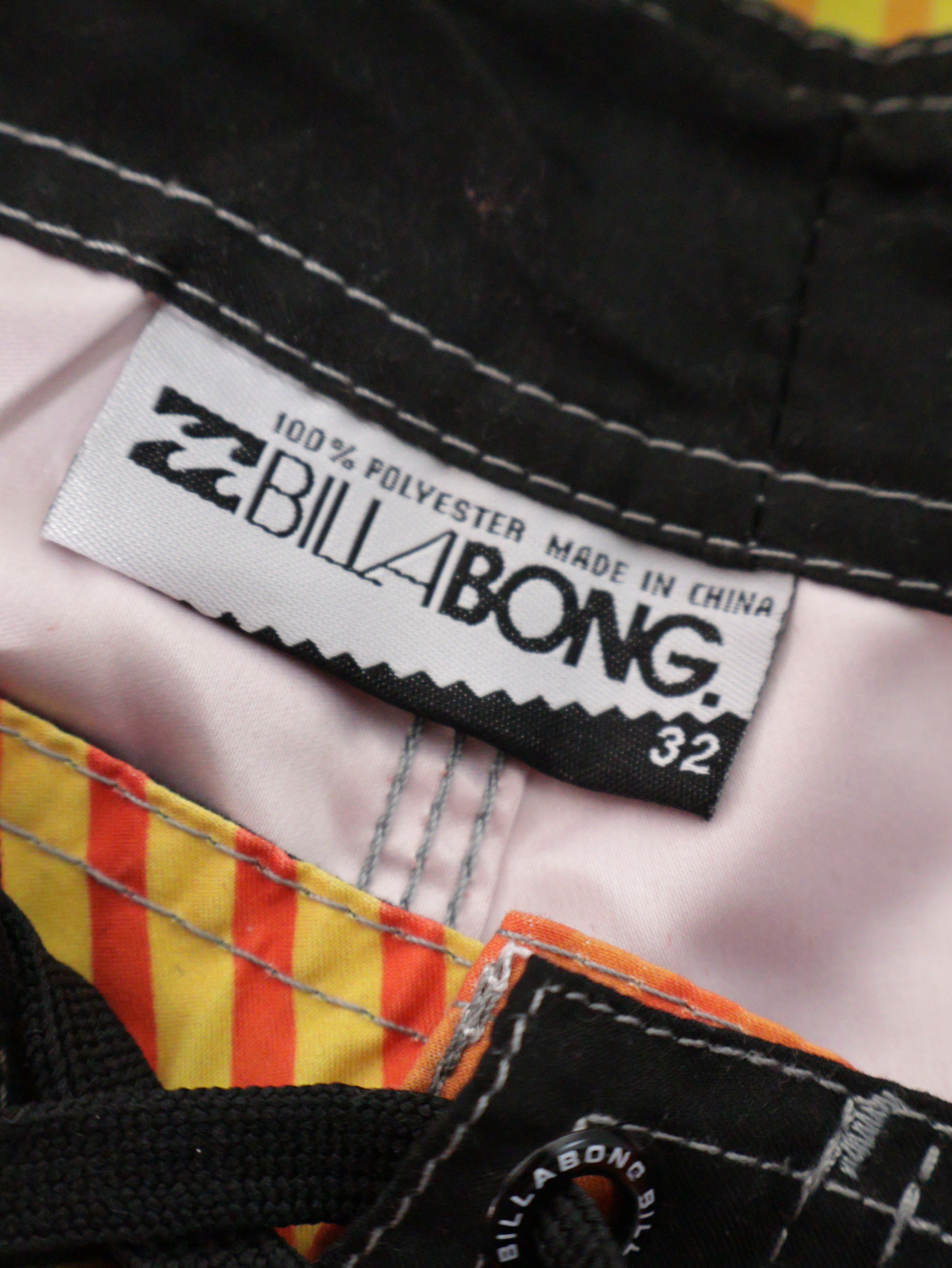 Eticheta marime si compozitie (rotita dreapta) - Pantaloni scurți - Billabong boardshorts portocalii cu dungi grafice – M – Bărbați