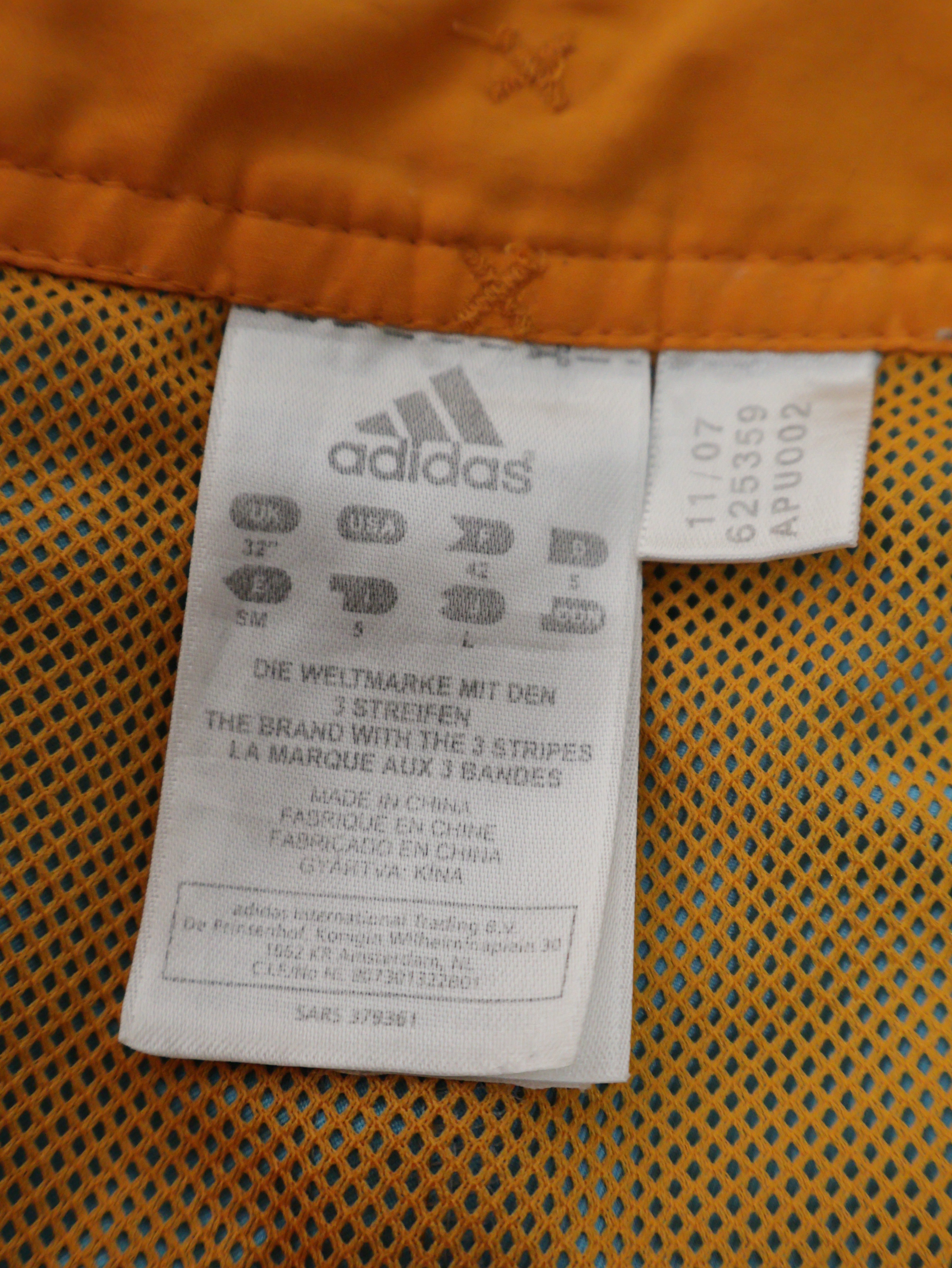 Eticheta marime si compozitie (rotita dreapta) - Pantaloni scurți - Adidas boardshorts albastru deschis cu imprimeu palmieri – S – Bărbați
