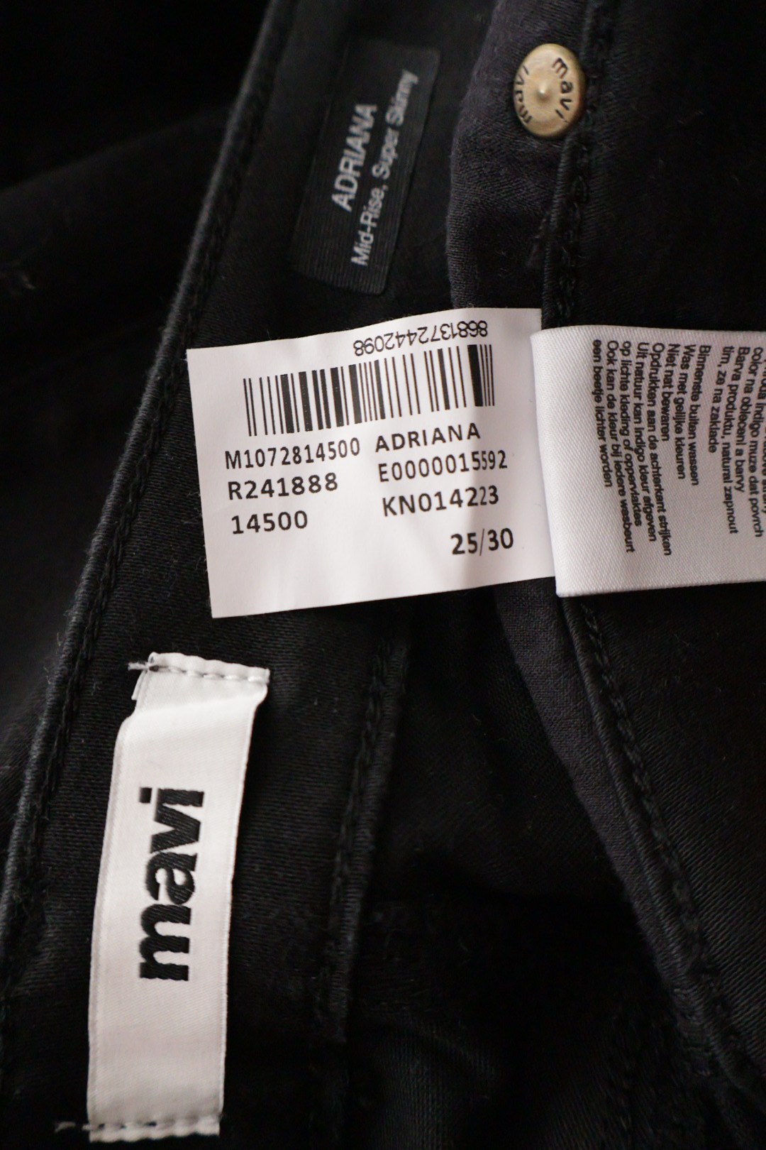 mavi – blugi – etichetă – second-hand premium