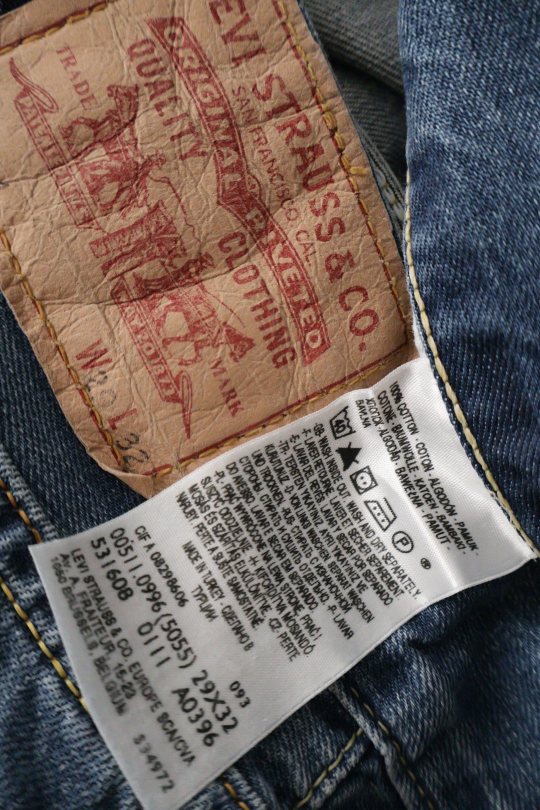 Levi's – blugi – etichetă – second-hand premium