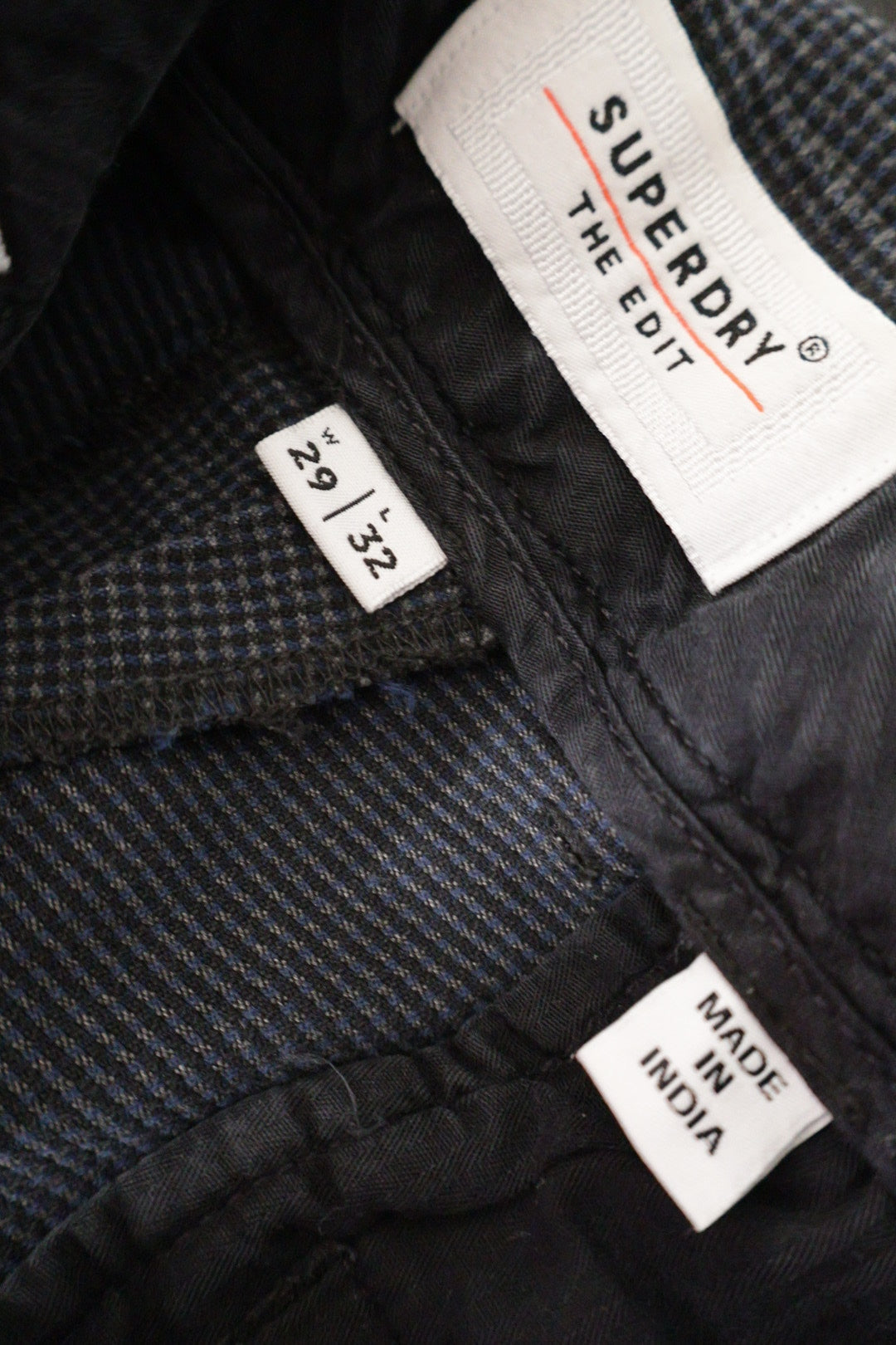 Superdry – pantaloni – etichetă – second-hand premium