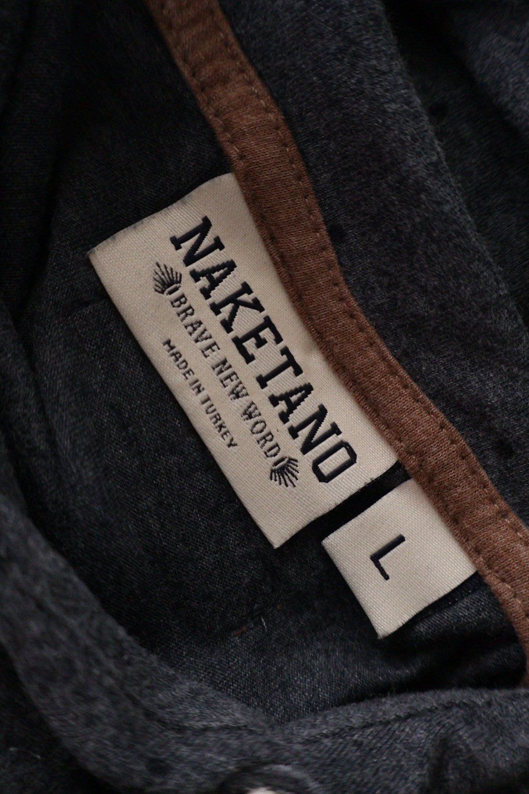 NAKETANO – hanorac – etichetă – second-hand premium