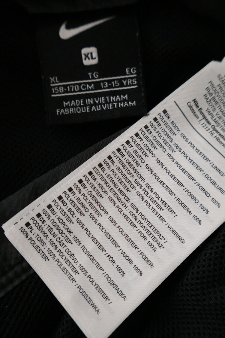 Nike – geacă – etichetă – second-hand premium