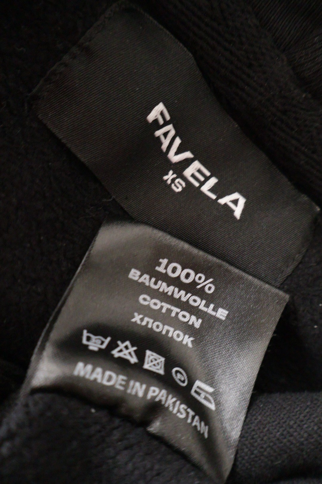FAVELA – hanorac – etichetă – second-hand premium