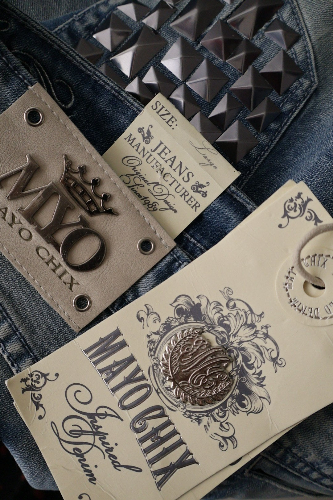 Mayo Chix – blugi – etichetă – second-hand premium