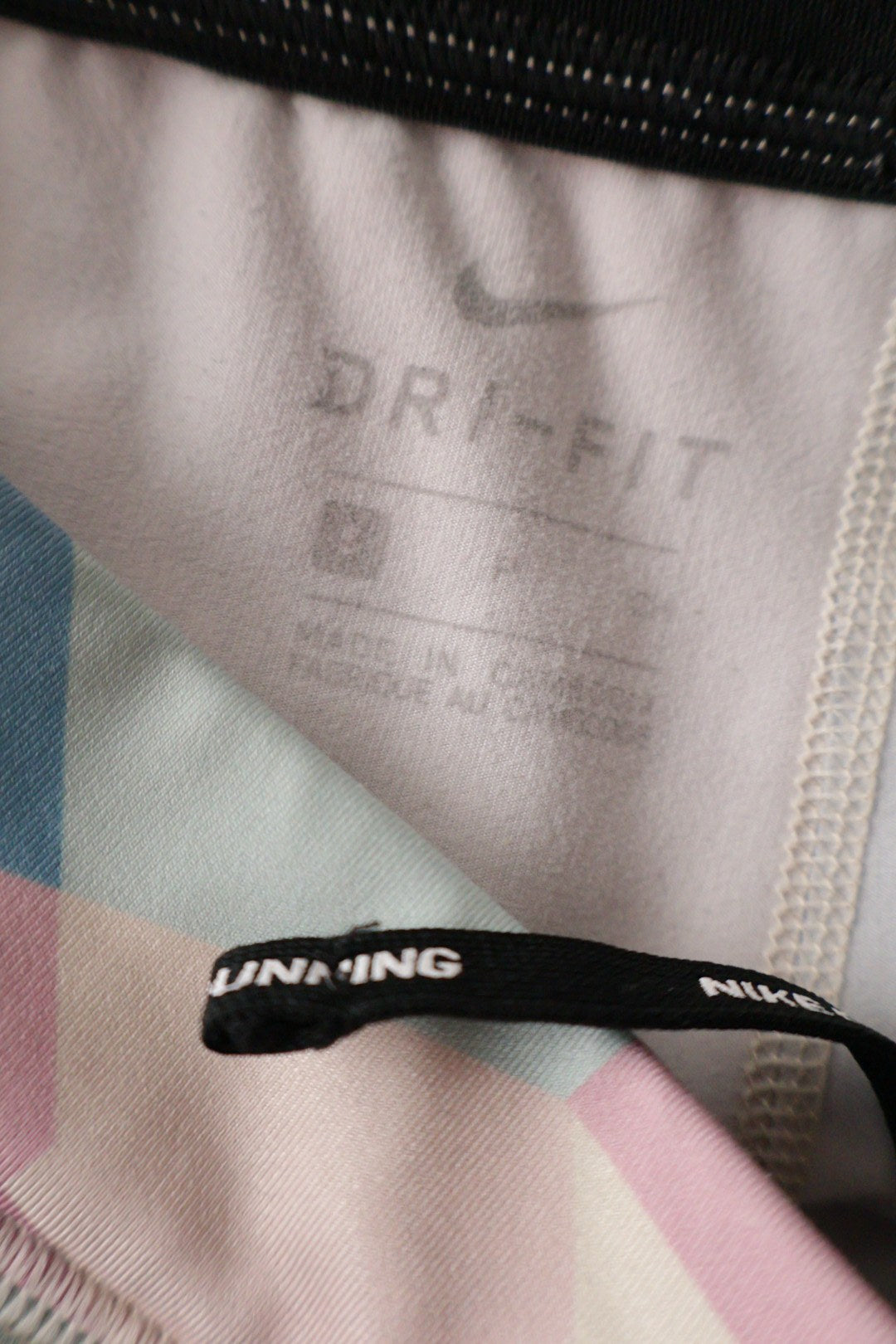 NIKE – pantaloni – etichetă – second-hand premium