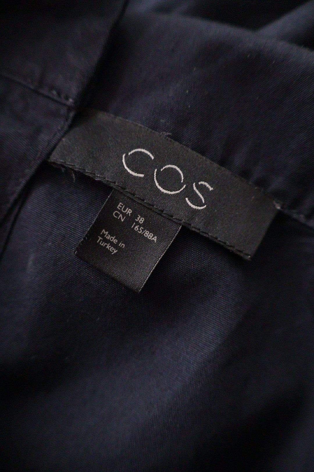 COS – rochie – etichetă – second-hand premium