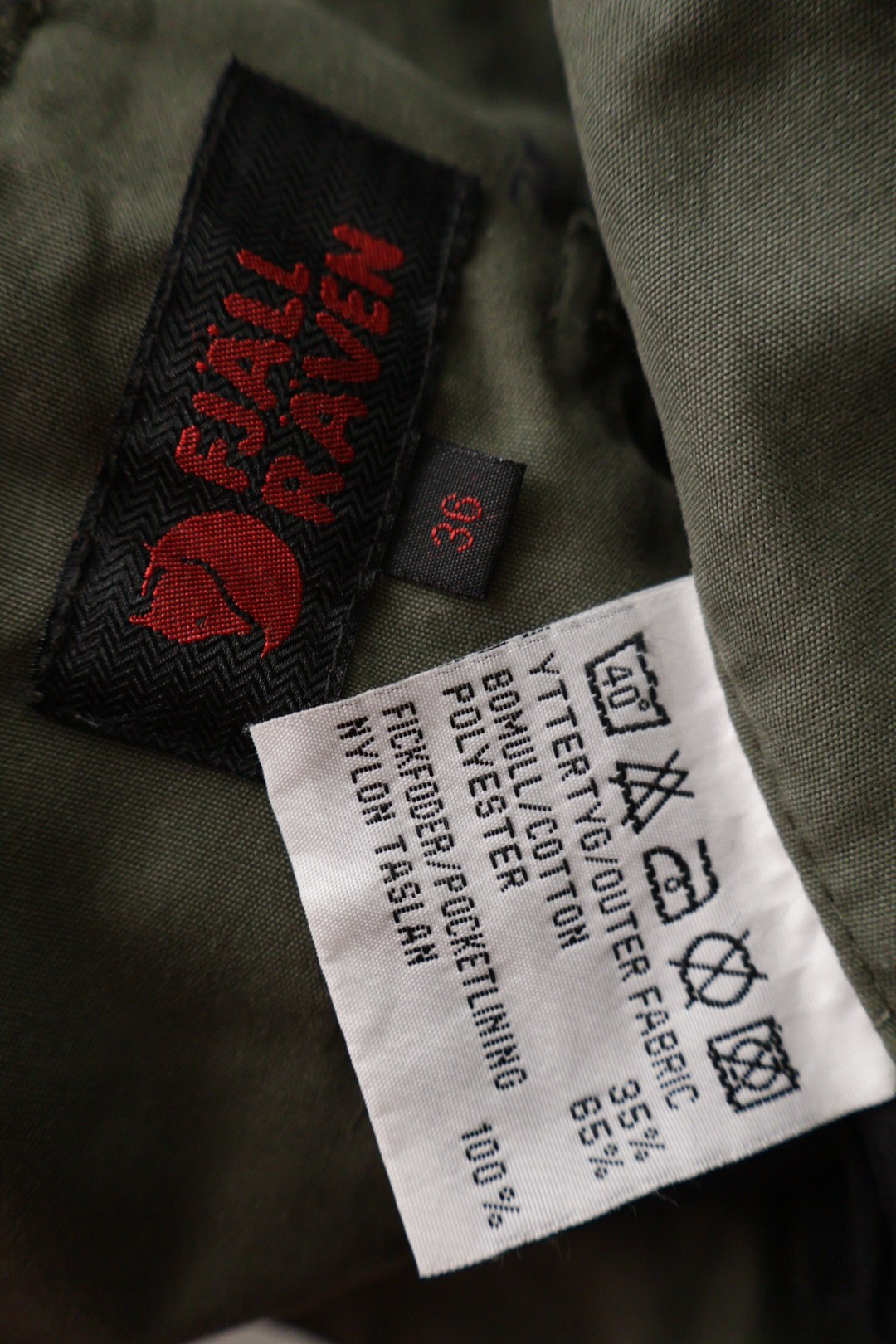 FJÄLL RÄVEN – pantaloni – etichetă – second-hand premium