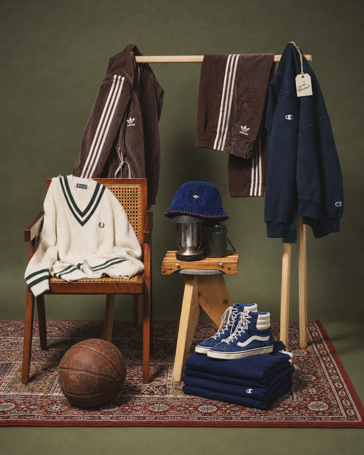 Inspirație Sport: trening cu dungi, hanorac bleumarin, tricotaj crem și accesorii sportive într-un decor retro.